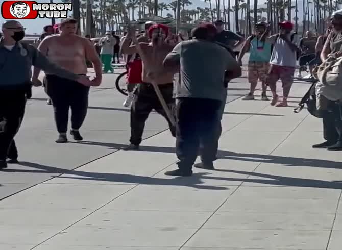 Video :Bizarre homeless fight on Venice Beach